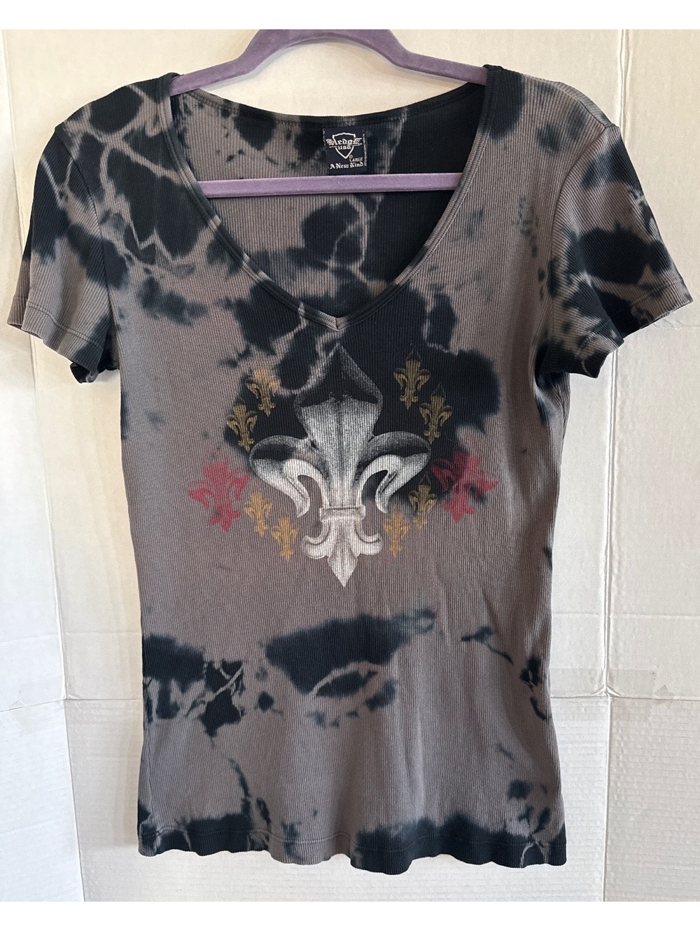 Sledge USA Large Tie-Dye Fleur de Lis Graphic V-Neck T-Shirt
